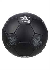 FC St. Pauli - Totenkopf, Ball