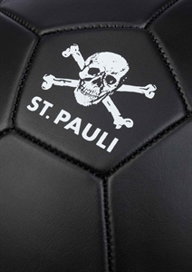 FC St. Pauli - Totenkopf, Ball